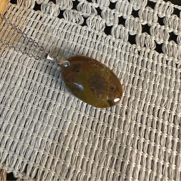 Warring State Agate Pendant on 18” Stainless Steel Box Chain - Picture 6 of 8